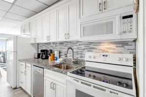 una cucina bianca con lavello e fornello di Continental Condo 118 a Panama City Beach