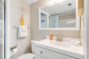 un bagno con lavandino e WC di Continental Condo 118 a Panama City Beach Altre 17 foto