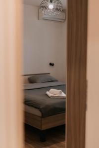 um quarto com uma cama e um espelho num quarto em Bell Tower Apartment em Mostar