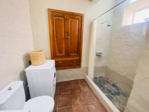a bathroom with a toilet and a shower at Finca Origen · Casa Trinidad · Rural· Unique in San Pedro