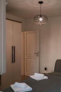 um quarto com uma porta e duas toalhas numa mesa em Bell Tower Apartment em Mostar