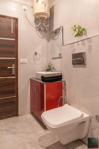 een badkamer met een toilet en een wastafel bij The Hillside inn by Exotic Stays in Kasauli