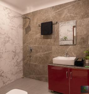 een badkamer met een wastafel en een douche bij The Hillside inn by Exotic Stays in Kasauli