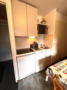 A kitchen or kitchenette at Apartment at the foot of the slopes with balcony