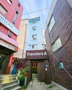 ein Gebäude mit einem Schild, das Reisende liest in der Unterkunft Travelers A Korea Hostel in Seoul