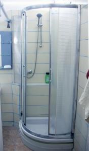 y baño con ducha y puerta de cristal. en One Room, en Shkodër