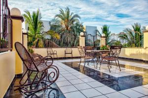 a patio with chairs and tables on a balcony at Casa Palma in La Paz