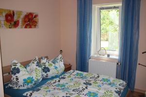1 dormitorio con cama con almohadas y ventana en Ferienhaus Dorit & Rüdiger Fahl, en Klocksdorf