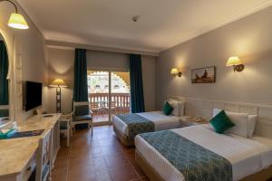Un pat sau paturi într-o cameră la Sunrise Mamlouk Palace Resort