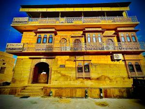 un edificio antiguo con balcón en la parte superior en Hotel Dara & Camel Safari, en Jaisalmer