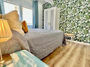 a bedroom with a bed and a green and white wall at In Love Zamora 3 habitaciones in Zamora