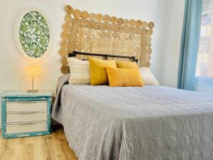 1 dormitorio con 1 cama grande con almohadas amarillas en In Love Zamora 3 habitaciones en Zamora