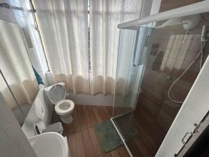 Ένα μπάνιο στο Quarto 6 no Centro de Itajaí, Ar+SmartTv +5 φωτογραφίες