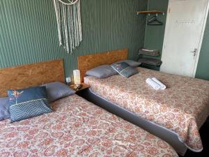Ένα ή περισσότερα κρεβάτια σε δωμάτιο στο Quarto 6 no Centro de Itajaí, Ar+SmartTv