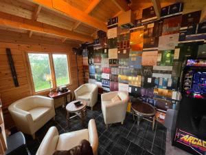 een kamer met een kamer met een videospel bij The Gables Whisky B&B in Dufftown