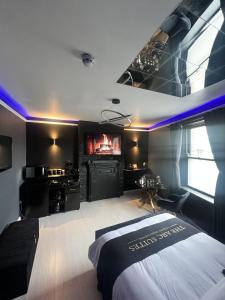 布雷得佛的住宿－The Arc Suites，一间卧室配有一张床和一台电视。