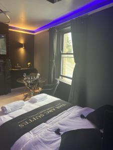 布雷得佛的住宿－The Arc Suites，一间卧室配有一张紫色光床