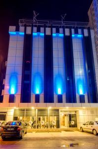 ein Gebäude mit blauen Lichtern an der Vorderseite in der Unterkunft PARK YALÇIN HOTEL in Mersin