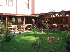 布加勒斯特普勒米尔酒店的三个孩子在建筑物的院子玩耍