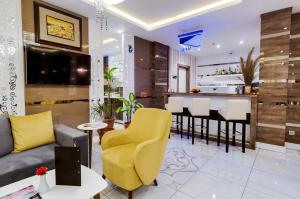 uma sala de estar com um sofá e um bar em PARK YALÇIN HOTEL em Mersin