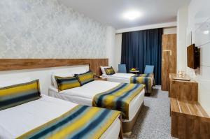 Un pat sau paturi într-o cameră la PARK YALÇIN HOTEL
