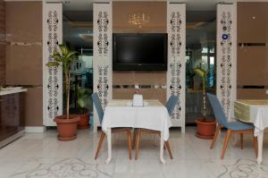 TV a/nebo společenská místnost v ubytování PARK YALÇIN HOTEL