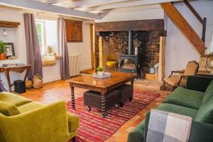 uma sala de estar com uma mesa e uma lareira em Nouveau : Domaine du Got em Mazeyrolles