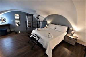 una camera da letto con un grande letto bianco e un tavolo di San Giacomo Loft Apartment a Barletta