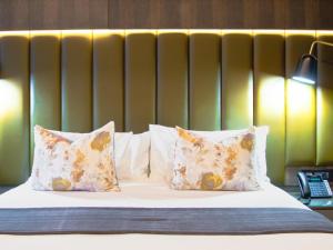 Postel nebo postele na pokoji v ubytování MGB Hotel at 2ten