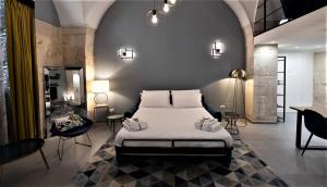 um quarto com uma cama, uma mesa e cadeiras em San Giacomo Loft Apartment em Barletta