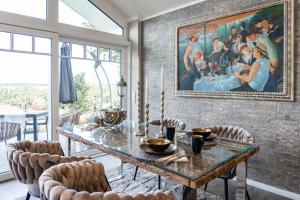 a dining room with a painting on the wall at Diamant in Bad Zwischenahn