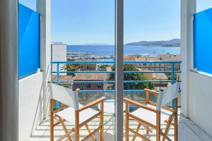 einen Balkon mit 2 Stühlen und Meerblick in der Unterkunft Hôtel California in Le Lavandou