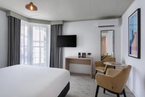 een hotelkamer met een bed en een tafel en stoelen bij Hotel Mistral St Julian's, Affiliated by Meliá in St Julian's