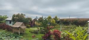 einen Garten mit Pavillon und ein Haus in der Unterkunft The Memorize Resort in Ban Non Na Yao