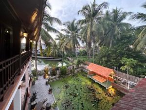 Výhled na bazén z ubytování Villa Mahasok hotel nebo okolí