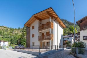a building with a balcony on the side of a street at Casa Carducci in Alleghe