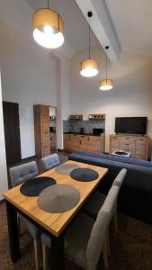 卡爾帕奇的住宿－Skalnica，客厅配有桌子和沙发