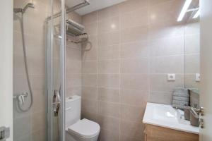 Un baño con ducha, inodoro y lavabo. en Telmus Villa, en Monte Gordo 24 fotos más