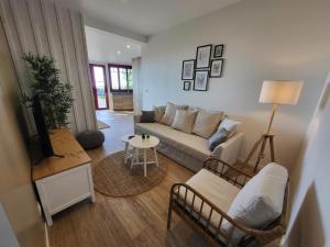 sala de estar con sofá y mesa en Maison Première ligne Tocade1, en Andernos-les-Bains