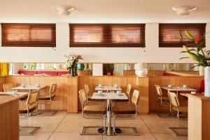 勒拉旺杜的住宿－加州酒店，餐厅用餐室配有桌椅