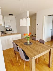 Il comprend une cuisine et une salle à manger avec une table et des chaises en bois. dans l'établissement Apartman Malmar One, à Zagreb