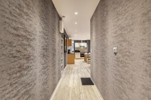 a hallway with a stone wall and a kitchen at Studioapartment am Hafen in Flensburg