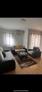 ein Wohnzimmer mit 2 Sofas und einem Couchtisch in der Unterkunft Apartman Nada in Bijeljina