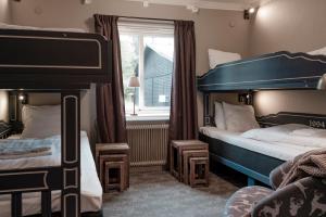 a bedroom with two bunk beds and a window at Trillevallens Högfjällshotell & Lägenheter in Trillevallen