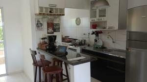 Kuchyň nebo kuchyňský kout v ubytování Guarajuba - apartamento 2 quartos com suíte e piscina raia olímpica