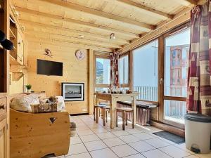 sala de estar con mesa y sofá en Appartement Tignes-Le Lavachet, 2 pièces, 4 personnes - FR-1-411-746 en Tignes