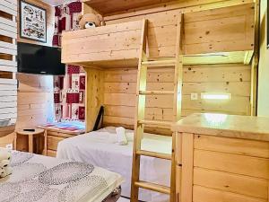 1 dormitorio con litera y escritorio en Appartement Tignes-Le Lavachet, 2 pièces, 4 personnes - FR-1-411-746 en Tignes