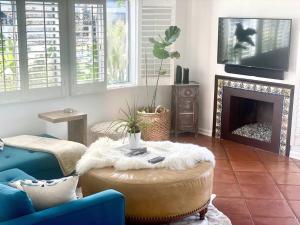 sala de estar con sofá y mesa de centro en Casa Hermosa Hills en Hermosa Beach