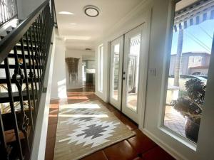 un pasillo de una casa con una escalera y un piso en Casa Hermosa Hills en Hermosa Beach