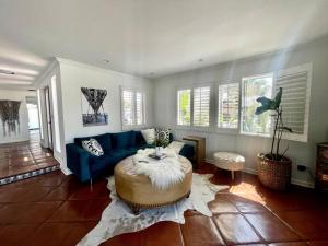 sala de estar con sofá azul y mesa en Casa Hermosa Hills en Hermosa Beach